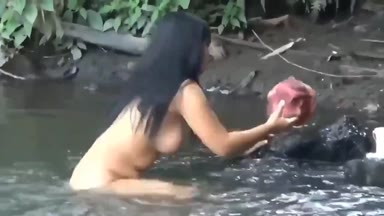 Bokep ngintip cewek kampung lagi mandi